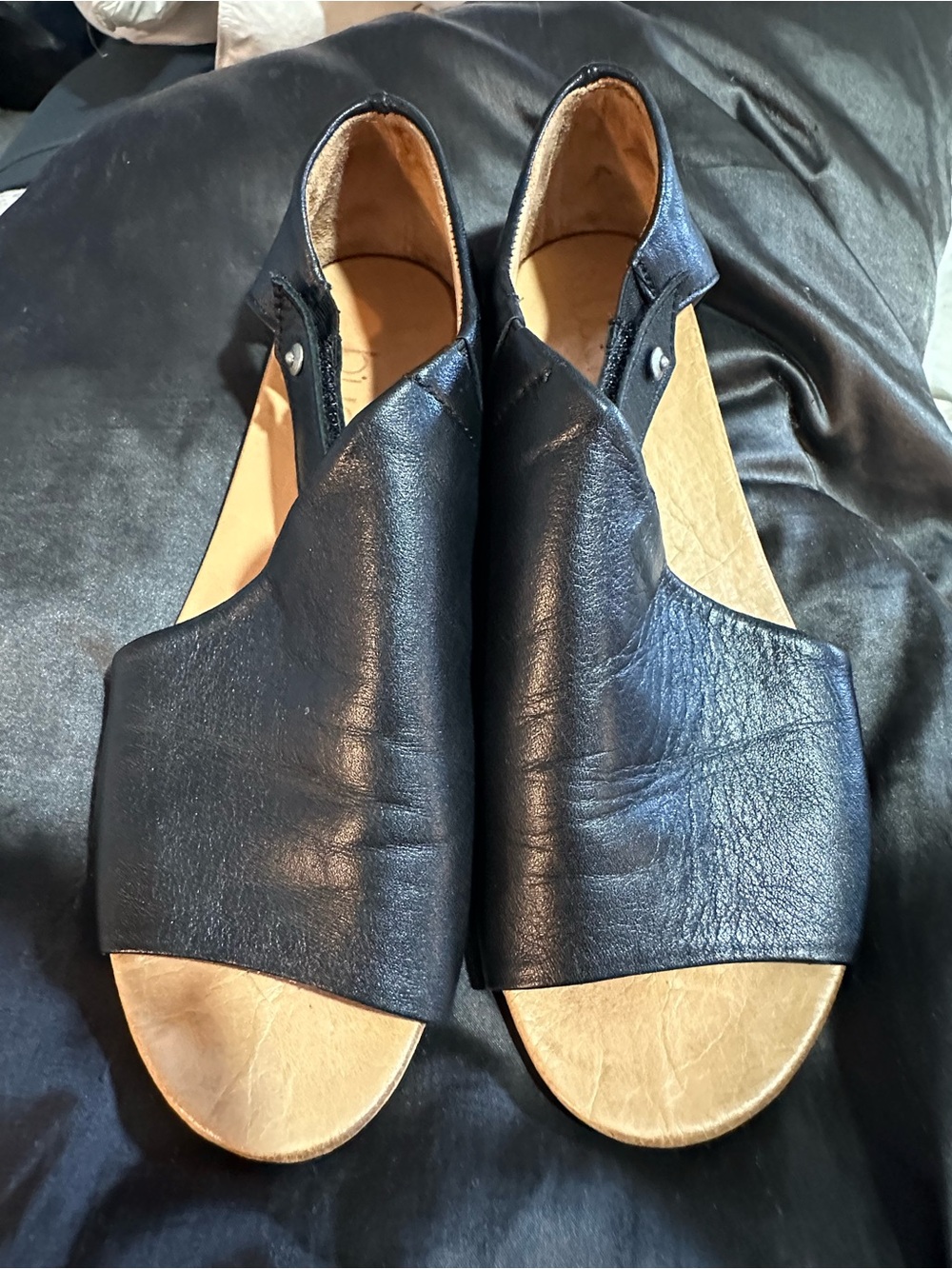 Bueno Men's Black Open-Toe Leather Slide Sandals with Tan Footbed